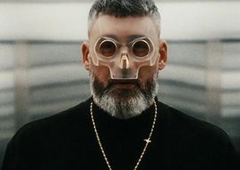 Sido kommt mit durchsichtiger Maske nach Zürich
