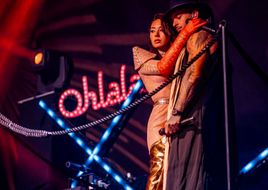 Ohlala 2026: Pop-Art, Popcorn und ein brennender Baumstamm