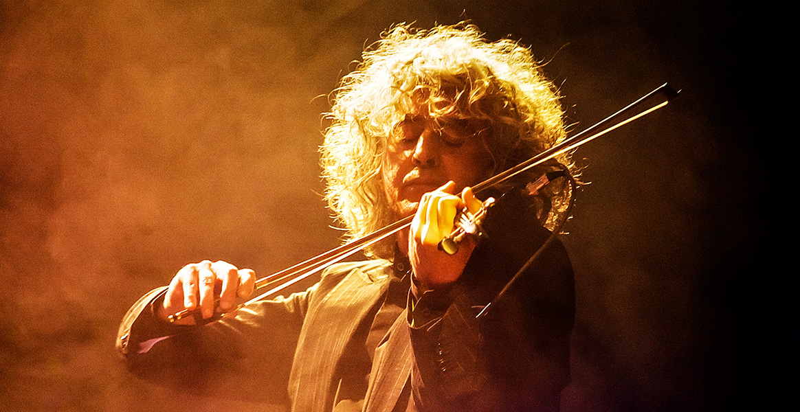 Avec son violon, ses cheveux bouclés et sa voix douce : Angelo Branduardi compte parmi les cantautori les plus marquants d'Italie.