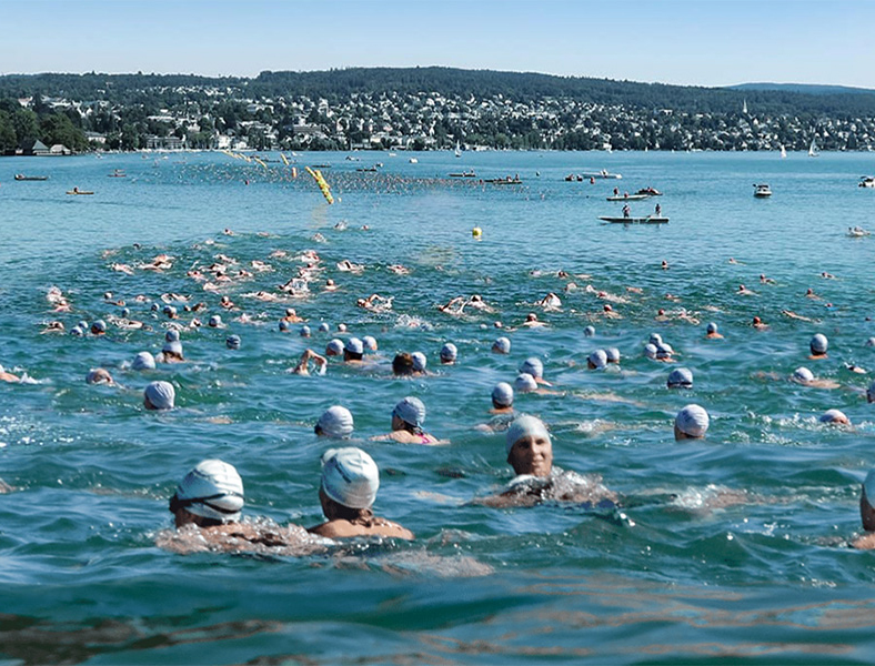Stadtzürcher Seeüberquerung 2026: Zürichs grosse Massenschwimmerei
