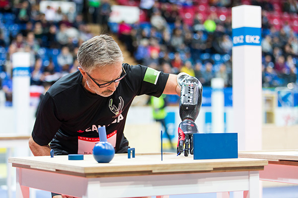 Geschicklichkeitsparcours mit Armprothesen