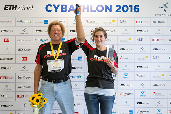 Geschicklichkeitsparcours mit Armprothesen 