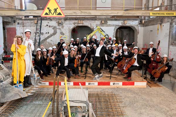 Aufrichtefest in der Baugrube 2009 &copy; Geri Born