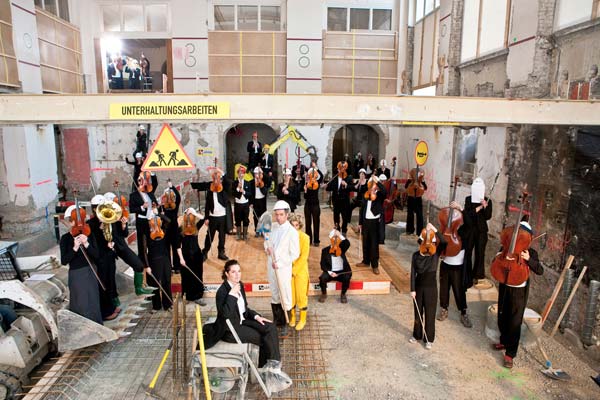 Aufrichtefest in der Baugrube 2009 &copy; Geri Born